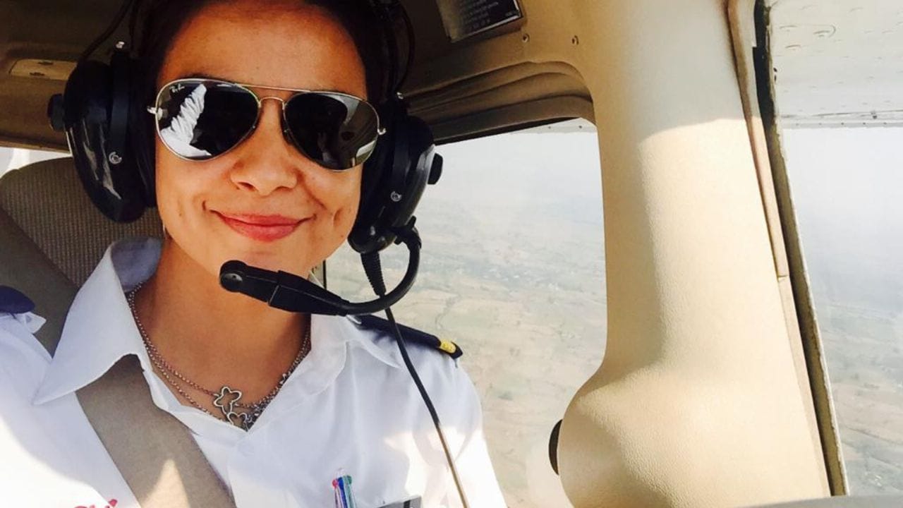 ગુલ પનાગે પંજાબના સંગરુરમાં પોતાનું શિક્ષણ શરૂ કર્યું. તેમના પિતા, લેફ્ટનન્ટ જનરલ પનાગ સેનામાં હતા અને પરિવાર ભારત અને વિદેશમાં અલગ અલગ સ્થળોએ સ્થળાંતર થયો. આના પરિણામે, તેમણે કેન્દ્રીય વિદ્યાલય (ચંદીગઢ, મહુ, લેહ અને વેલિંગ્ટન, તમિલનાડુ), ધ લોરેન્સ સ્કૂલ, લવડેલ અને ઇન્ટરનેશનલ સ્કૂલ ઓફ લુસાકા, ઝામ્બિયા સહિત 14 વિવિધ શાળાઓમાં અભ્યાસ કર્યો.