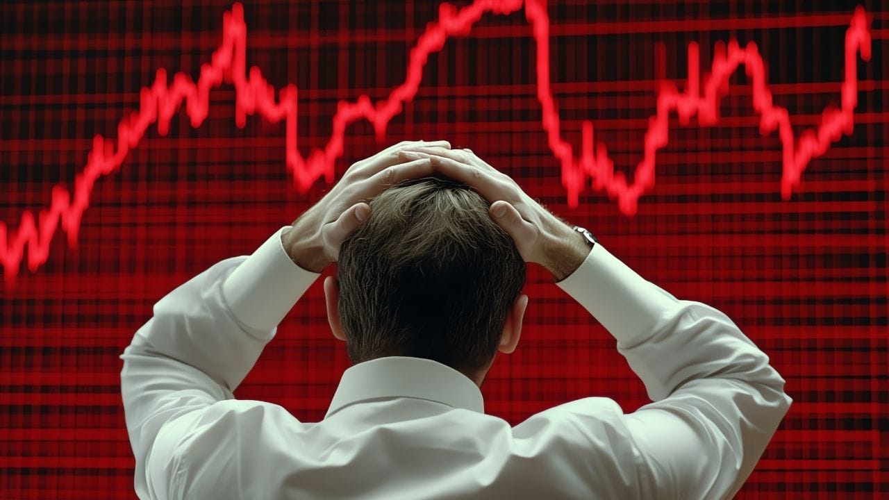 મીડિયા રિપોર્ટ મુજબ, HAL ને એડવાન્સ્ડ મીડિયમ કોમ્બેટ એરક્રાફ્ટ (AMCA) માટેનો લગભગ ₹15,000 કરોડનો ઓર્ડર મળવાનો નથી. બુધવારે પ્રસિદ્ધ થયેલા આ અહેવાલોની અસર ગુરુવારે પણ જોવા મળી. રોકાણકારોમાં ભય ફેલાયો કે આટલો મોટો ઓર્ડર ગુમાવવાથી કંપનીના ભાવિ નફા અને વૃદ્ધિ પર અસર પડી શકે છે. પરિણામે, સતત બીજા દિવસે પણ શેરમાં તીવ્ર ઘટાડો નોંધાયો. બુધવારે HAL નો શેર લગભગ 6% ઘટ્યો હતો અને ગુરુવારે પણ આ ઘટાડાનો ટ્રેન્ડ ચાલુ રહ્યો.