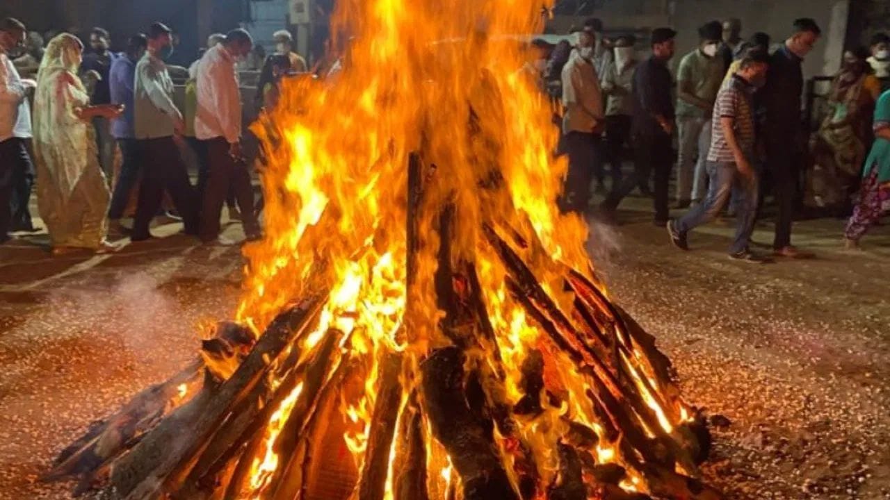 હોળાષ્ટક દરમિયાન ઘરની સાફ-સફાઈ કરવી સારી માનવામાં આવે છે. આનાથી ઘરમાં સકારાત્મક ઊર્જા આવે છે. તમે ઘરમાં દીવો પ્રગટાવી શકો છો અને ભગવાનના ભજન વગાડી શકો છો. હોળાષ્ટકમાં હનુમાનજીની પૂજા કરવી પણ લાભદાયી રહે છે. મંગળવાર અથવા શનિવારે હનુમાન ચાલીસાના પાઠ કરો. આનાથી ડર, તણાવ અને અવરોધો દૂર થાય છે.