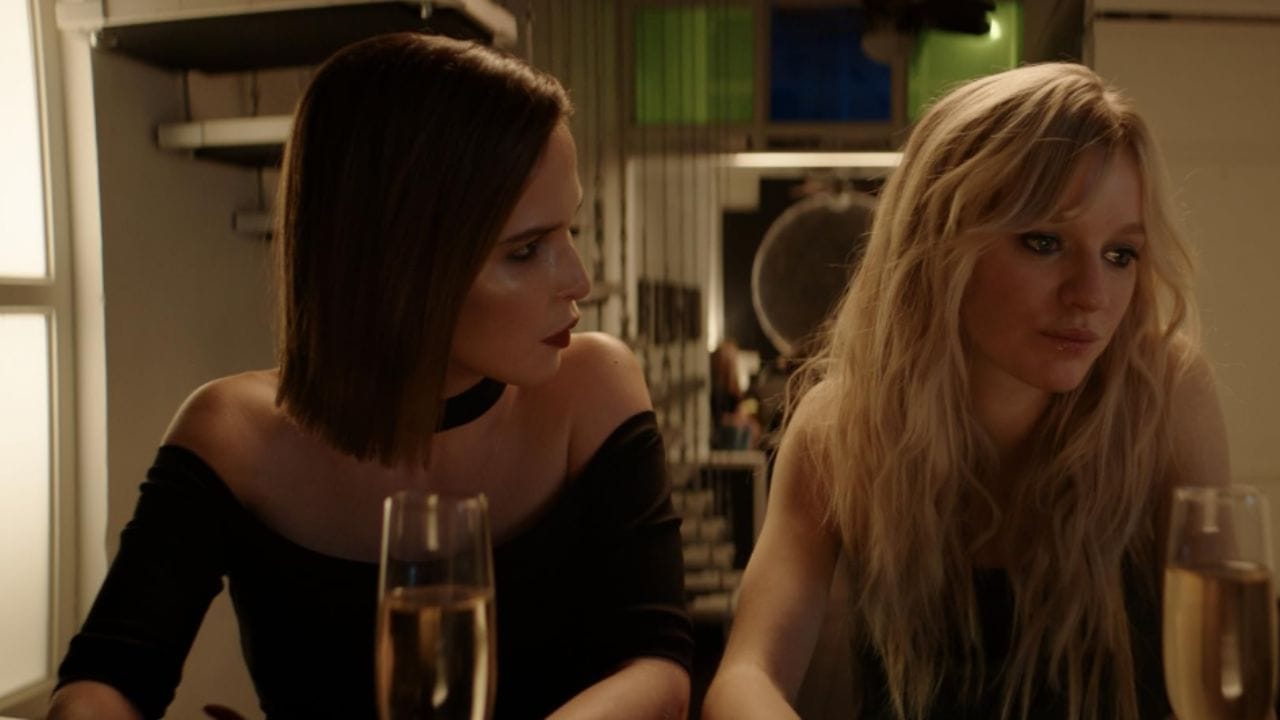 હેપી એન્ડ (Happy End): આ વર્ષ 2021 માં રિલીઝ થયેલી એક આધુનિક ડ્રામા સિરીઝ છે, જેમાં કુલ 8 એપિસોડ છે અને તેને IMDb પર 7.1 સ્ટાર્સનું સારું રેટિંગ મળ્યું છે. આ સિરીઝ એક યુવાન કપલની વાર્તા દર્શાવે છે કે, જેઓ પૈસા કમાવવા અને ખ્યાતિ મેળવવા માટે વેબકેમની દુનિયામાં પ્રવેશ કરે છે અને આખી દુનિયા સામે પોતાની અંગત પળોને પ્રસારિત કરવાનો નિર્ણય લે છે. આ સિરીઝમાં લેના ટ્રોનિના, એલેક્ઝાન્ડર ગોર્ચિલિન અને ડેનિલ વોરોબ્યોવ મુખ્ય ભૂમિકામાં જોવા મળે છે.