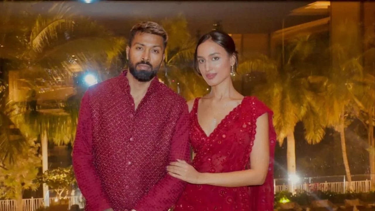 Hardik Pandyaની ગર્લફ્રેન્ડ Mahika Sharmaએ આજે પોતાનો 25મો જન્મદિવસ ઉજવ્યો. આ ખાસ પ્રસંગે હાર્દિક પંડ્યાએ સોશિયલ મીડિયા પર એક મીઠી અને રોમેન્ટિક તસવીર શેર કરીને મહિકાને જન્મદિવસની શુભેચ્છા પાઠવી. આ તસવીર શેર થતાં જ સોશિયલ મીડિયા પર ઝડપથી વાયરલ થઈ ગઈ છે.