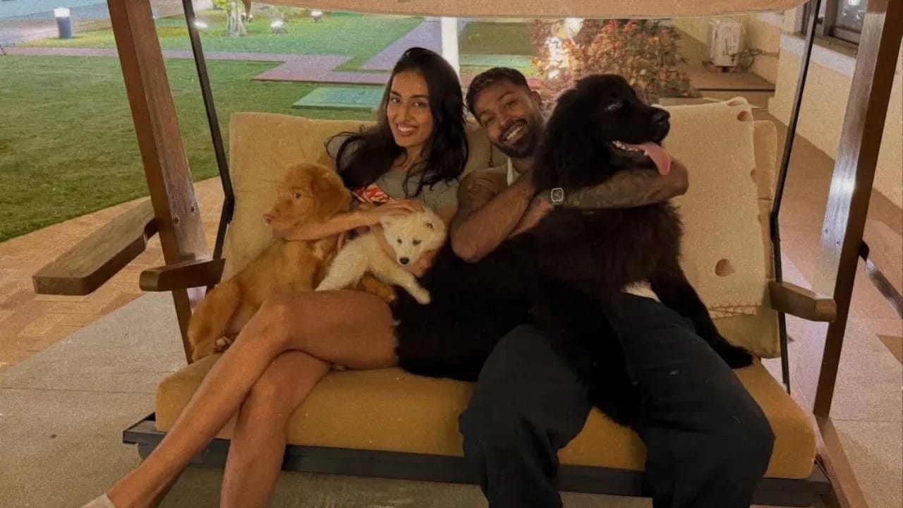 માહિકા શર્મા T20 વર્લ્ડ કપ 2026 દરમિયાન સ્ટેડિયમમાં હાજર રહીને હાર્દિક પંડ્યાને સતત સ્પોર્ટ આપી રહી છે. તે ટીમ ઇન્ડિયા સાથે પ્રવાસ કરતી પણ જોવા મળી છે. ખાસ કરીને ભારત-પાકિસ્તાન મેચ માટે તે હાર્દિક સાથે શ્રીલંકા ગઈ હતી, જેને લઈને પણ સોશિયલ મીડિયા પર ઘણી ચર્ચા થઈ હતી.