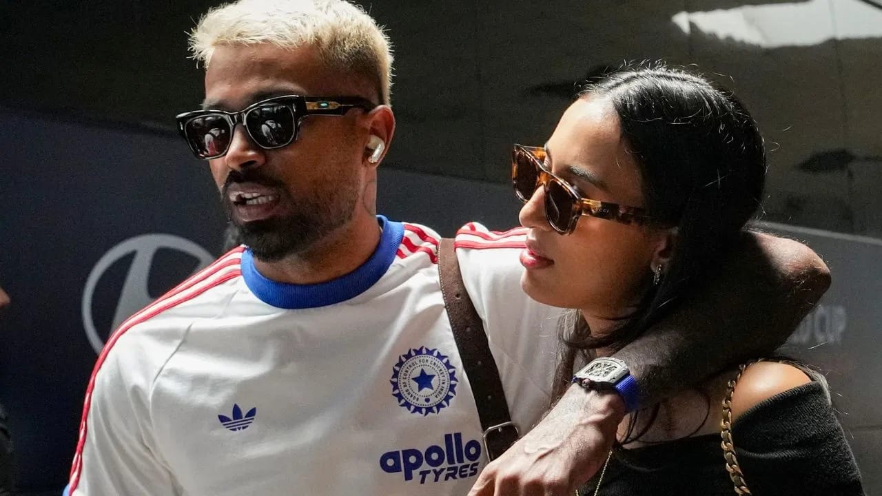 માહિકા શર્મા એક મોડેલ, અભિનેત્રી અને ફિટનેસ કન્ટેન્ટ ક્રિએટર છે. દિલ્હીમાં જન્મેલી માહિકાએ અર્થશાસ્ત્ર અને ફાઇનાન્સમાં ગ્રેજ્યુએશન પૂર્ણ કર્યું છે. છેલ્લા કેટલાક સમયથી તે હાર્દિક પંડ્યા સાથેના સંબંધોને કારણે ચર્ચામાં છે. નોંધનીય છે કે હાર્દિક પંડ્યાએ 2024માં તેની પૂર્વ પત્ની Natasa Stankovic સાથે છૂટાછેડા લીધા હતા, ત્યારબાદ તે માહિકા સાથે જાહેરમાં જોવા મળ્યો હતો.