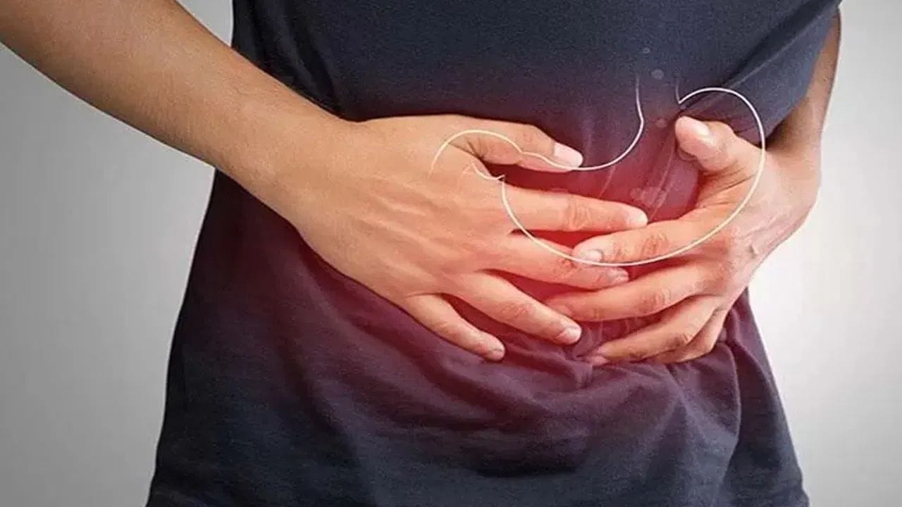 અજમો અને સંચળ (કાળું મીઠું): ગેસ માટે આ સૌથી જૂનો અને અસરકારક નુસખો છે. અજમામાં રહેલું 'થાયમોલ' પાચક રસોને સક્રિય કરે છે. આ માટે અડધી ચમચી અજમાને અને એક ચપટી સંચળને હૂંફાળા પાણી સાથે લો.