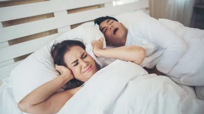 નસકોરા કોઈના માટે મજાક હોઈ શકે છે, તો કોઈના માટે આખી રાતની સજા હોઇ શકે છે. ટૂંકમાં, આ માત્ર ઊંઘ બગાડનારો અવાજ રહ્યો નથી, હવે તે શરીરની અંદર ચાલી રહેલી ગંભીર બીમારીની ચેતવણી પણ છે. આ બાબત માત્ર ઊંઘમાં ખલેલ પહોંચાડવા પૂરતી મર્યાદિત નથી. આ મામલો હૃદય અને ફેફસાં પર પડતા એ દબાણનો છે, જે ધીરે ધીરે શરીરને અંદરથી નબળું પાડી રહ્યું છે.