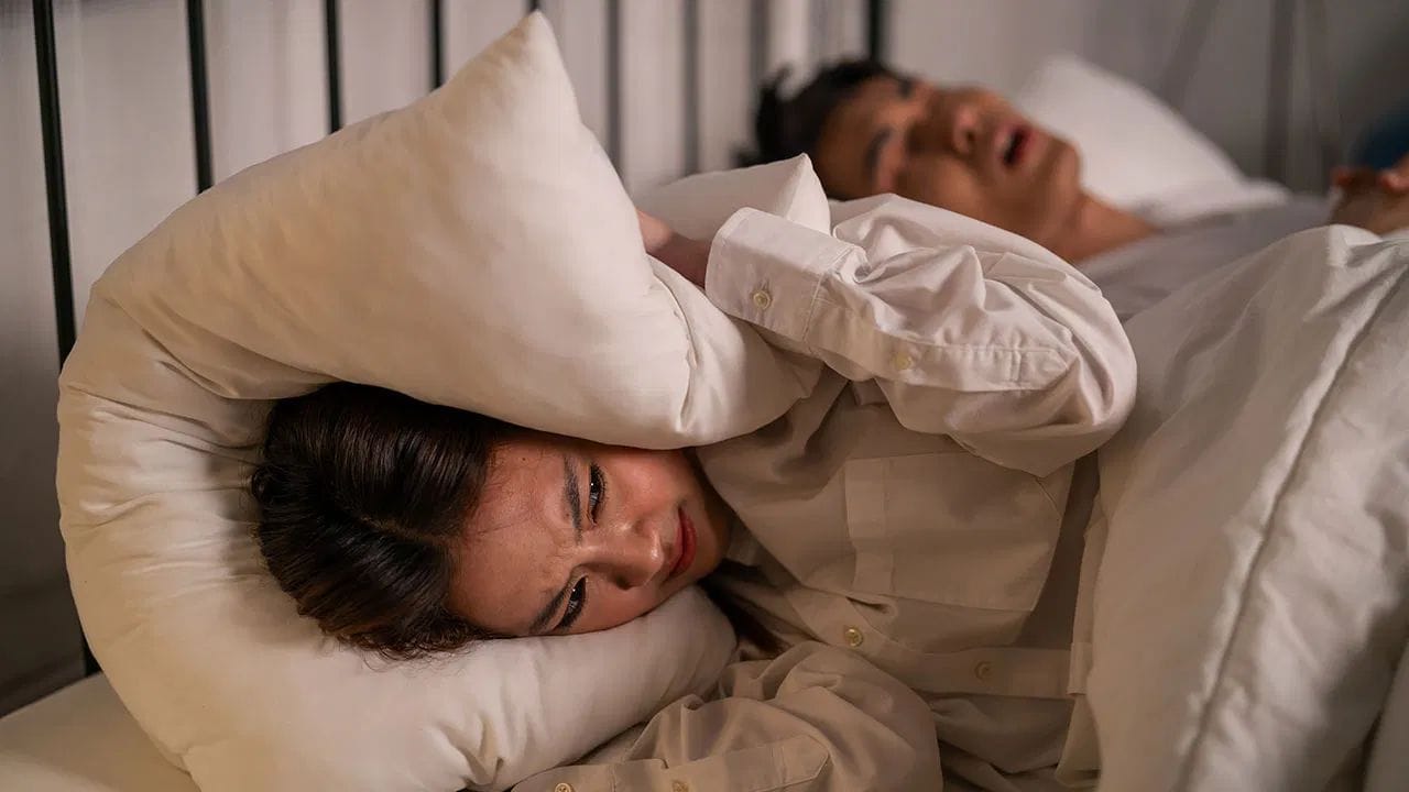 આ સિવાય રાત્રે સૂતા પહેલા હળદરવાળું દૂધ પીવું જોઈએ અથવા નવશેકા પાણી સાથે તજ (દાલચીની) પાવડર લેવો જોઈએ. આ ઉપરાંત, ઈલાયચીવાળું ગરમ પાણી પીવાથી અને સૂતા પહેલા વરાળ (સ્ટીમ) લેવાથી પણ શ્વાસ લેવાની પ્રક્રિયા સરળ બને છે તેમજ નસકોરામાં રાહત મળે છે.