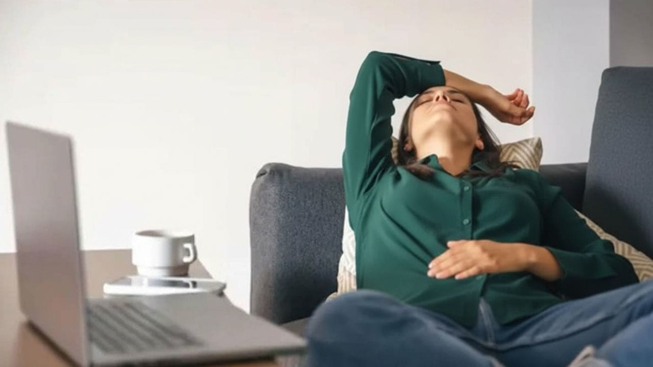 બચાવ માટે સૌથી પહેલા તો વિલંબ કર્યા વગર 'HbA1C' અને 'ફાસ્ટિંગ સુગર' ટેસ્ટ કરાવીને નિયમિત તપાસ શરૂ કરવી જોઈએ. શરીરમાંથી ઝેરી તત્વોને બહાર કાઢવા માટે પૂરતા પ્રમાણમાં પાણી પીને હાઈડ્રેટેડ રહેવું અને હળવી શારીરિક પ્રવૃત્તિ કે વૉકિંગને દિનચર્યાનો હિસ્સો બનાવી એક્ટિવ લાઈફસ્ટાઈલ અપનાવવી ખૂબ જરૂરી છે. 