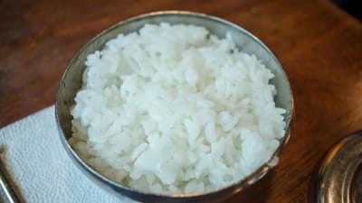 આજની ભાગદોડ ભરી લાઈફસ્ટાઈલમાં લોકો મોડેથી જમવા બેસે છે. એવામાં એ જાણવું ખૂબ જ જરૂરી બની જાય છે કે, રાત્રે ચોખાનું સેવન સ્વાસ્થ્ય પર કેટલું ભારે પડી શકે છે.