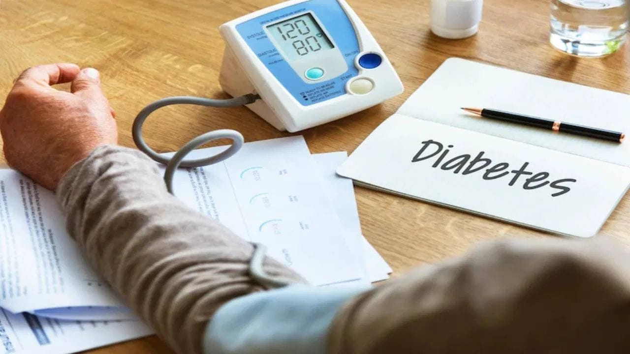 સુગર કંટ્રોલ કરવા માટે દરરોજ 1 ચમચી મેથી પાવડરનું સેવન કરો, સવારે ખાલી પેટે લસણની 2 કળીઓ ખાઓ અને તમારા ભોજનમાં કોબીજ, કારેલા તથા દૂધી જેવી શાકભાજીઓનો સમાવેશ કરો. ડાયાબિટીસ થવાના કારણોમાં તણાવ, અકાળે ભોજન (ખોટા સમયે ખાવું), જંક ફૂડનું વધુ પડતું સેવન, ઓછું પાણી પીવું, સમયસર ઊંઘ ન લેવી, નિયમિત વર્કઆઉટ ન કરવું, મેદસ્વિતા અને આનુવંશિક કારણો (Genetic Causes) જવાબદાર છે.