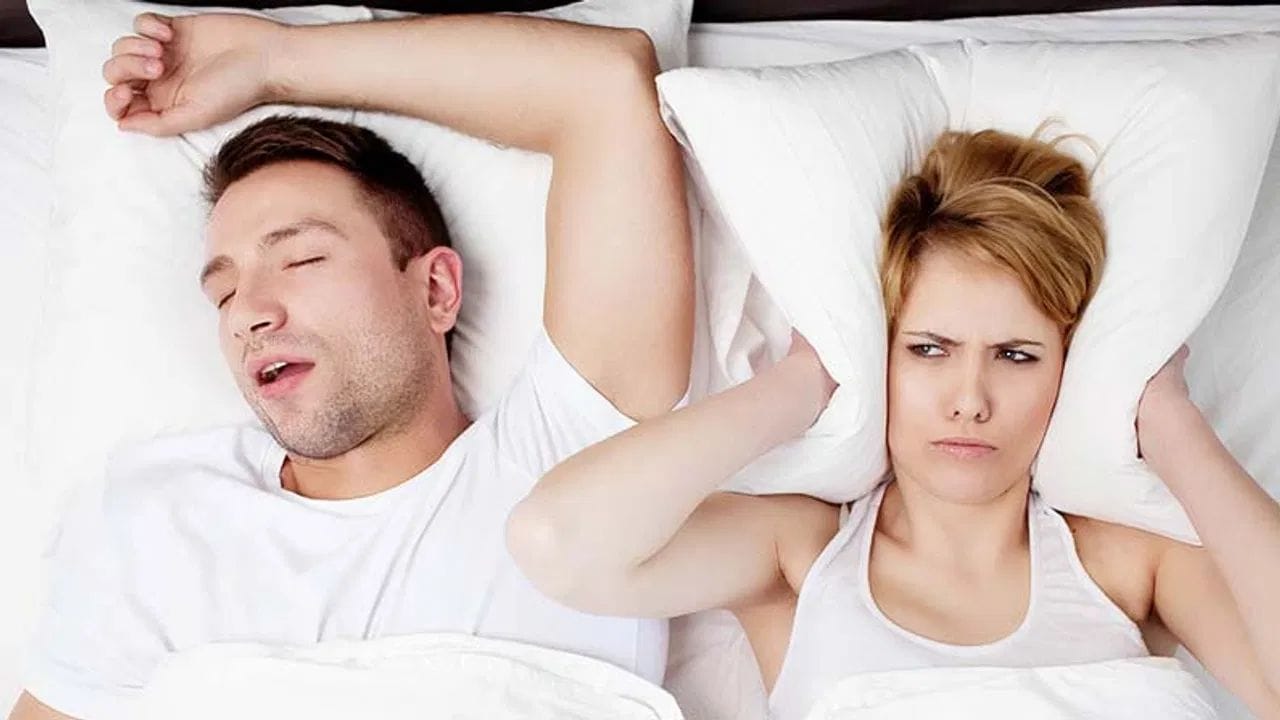 નસકોરા આવવા પાછળ ઘણા કારણો જવાબદાર હોઈ શકે છે, જેમાં મુખ્યત્વે મોટાપા, થાયરોઈડ, ટૉન્સિલ્સ (ગળાની ગાંઠ), હાઈપરટેન્શન, ડાયાબિટીસ અને અસ્થમા જેવી સમસ્યાઓનો સમાવેશ થાય છે. આ બાબતો શ્વાસ લેવાની પ્રક્રિયામાં અવરોધ પેદા કરે છે. 