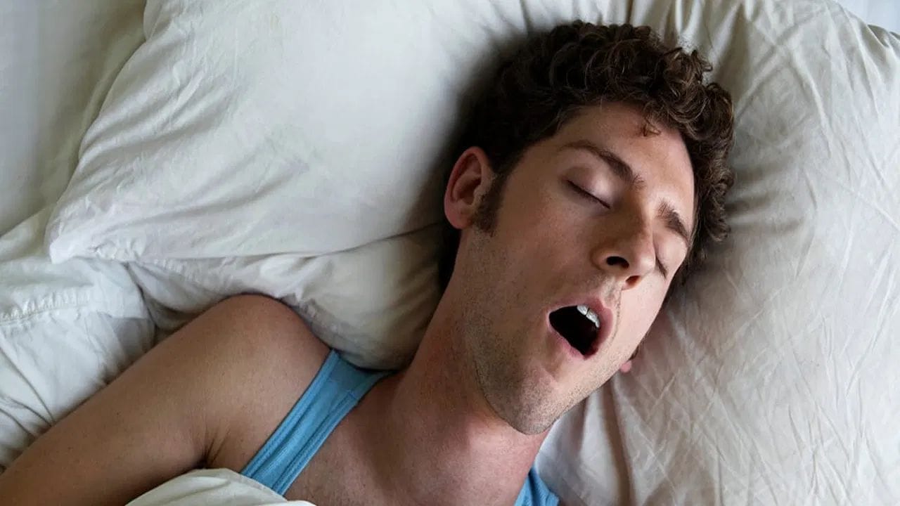 સરળ રીતે કહીએ તો, જો કોઈને પહેલેથી જ નસકોરા અને શ્વાસની તકલીફ હોય, તો આ બદલાતી ઋતુ તેને વધુ ગંભીર બનાવી શકે છે. આથી, આગલી વખતે જ્યારે તમે નસકોરાનો અવાજ સાંભળો, ત્યારે તેને મજાક સમજીને અવગણશો નહીં.