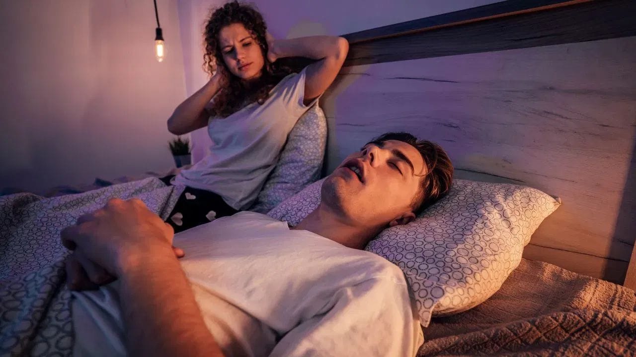 ચિંતાની વાત એ છે કે, દેશમાં અંદાજે 11 કરોડ લોકો સ્લીપ એપ્નિયાથી પીડાય છે અને મોટાભાગના લોકો તેને સામાન્ય 'નસકોરા' સમજીને નજરઅંદાજ કરે છે.