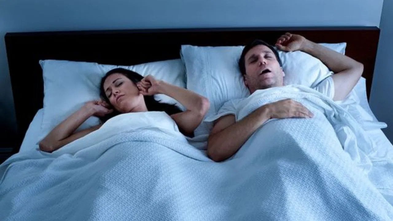 તાજેતરના સંશોધન મુજબ, નસકોરા લેતા લગભગ 72% દર્દીઓમાં 'પલ્મોનરી હાયપરટેન્શન' જોવા મળ્યું છે. આ 'હાયપરટેન્શન' હાર્ટ ફેલ્યોર અને સ્ટ્રોકનું જોખમ ગણું વધારી દે છે, કારણ કે લાંબા સમય સુધી આવું થવાથી ફેફસાંની કાર્યક્ષમતા (Capacity) ઘટે છે અને COPD જેવી ગંભીર બીમારીઓનું જોખમ વધી જાય છે. 