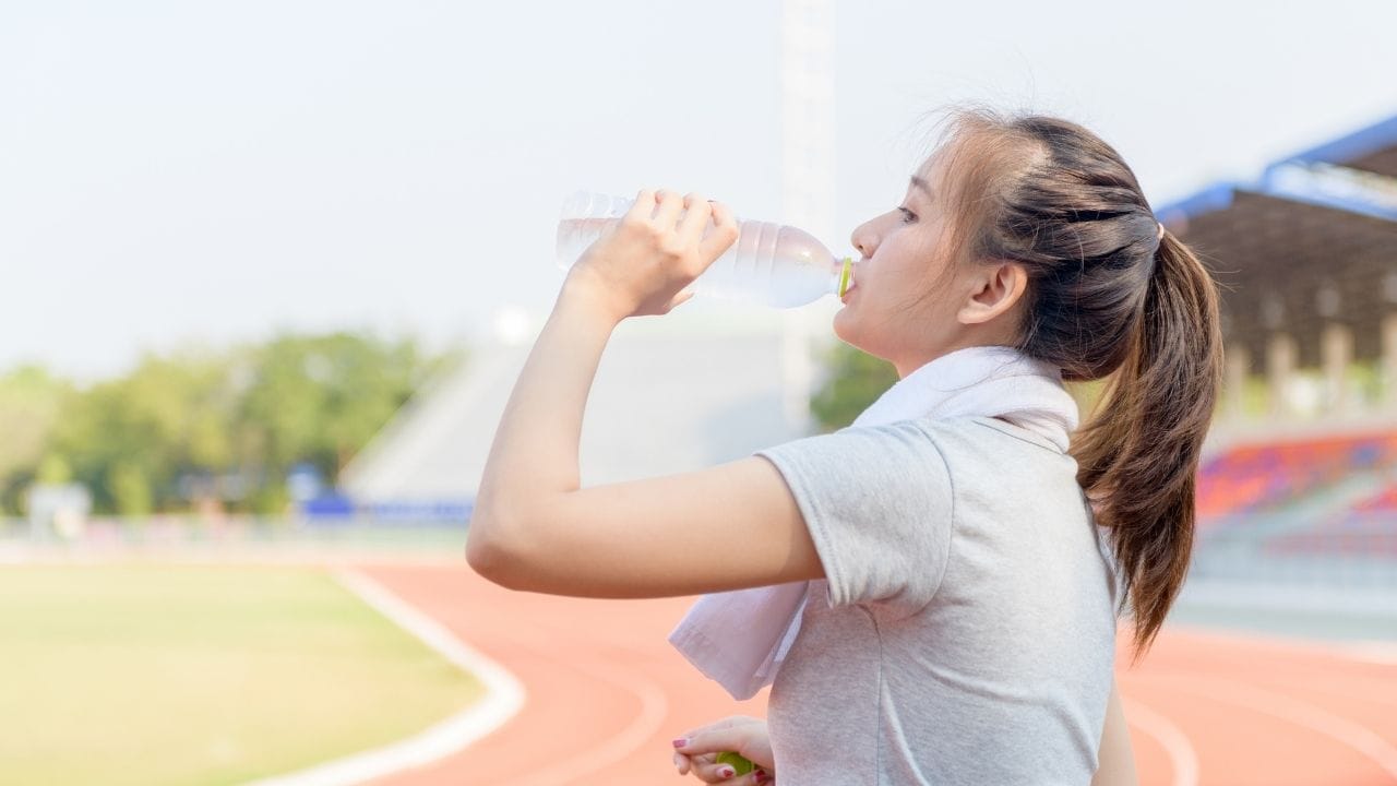 દિવસભર પૂરતું પાણી ન પીવાથી શરીરમાં ઝેરી તત્વો એકઠા થાય છે. આ કિડનીને વધુ કામ કરવા માટે મજબૂર કરે છે. જો આ લાંબા સમય સુધી ચાલુ રહે, તો તે કિડનીમાં પથરી અને ચેપનું જોખમ વધારી શકે છે.