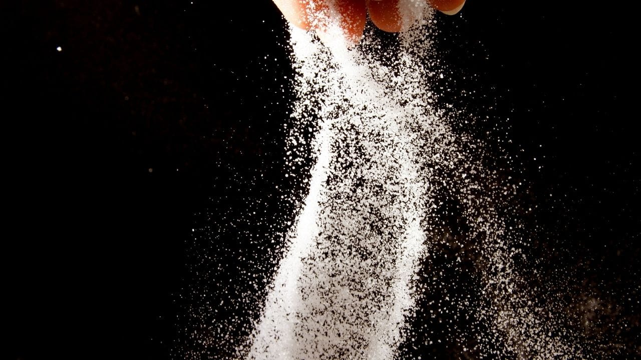 ખોરાકમાં વધુ પડતું મીઠું ખાવાથી બ્લડ પ્રેશર વધે છે. હાઈ બ્લડ પ્રેશર કિડનીની નસોને નુકસાન પહોંચાડી શકે છે. કિડનીનું કાર્ય ધીમે ધીમે ઘટે છે, જેનાથી રોગનું જોખમ વધે છે.