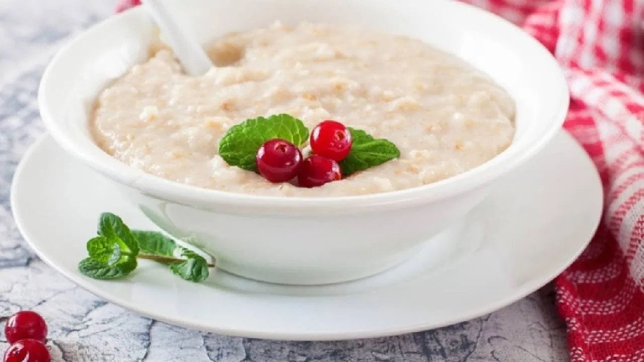 હકીકતમાં, વજન ઘટાડતી વખતે ઘણીવાર કેટલીક સામાન્ય ભૂલો થતી હોય છે. આ ભૂલોના કારણે વજન ઘટવાને બદલે વધવા લાગે છે. અનેક લોકોને એ પણ ખબર નથી હોતી કે તેમને દરરોજ કેટલીઘણી કેલરી લેવી જોઈએ.