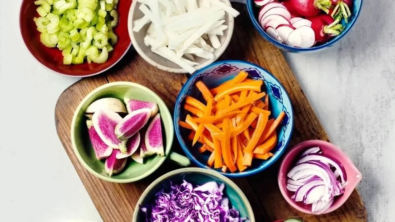 ઓછી કેલરીવાળો ખોરાક ખાવાથી વજન વધવાની શક્યતા ઘણી ઓછી રહે છે. તેથી, સ્વસ્થ વજન જાળવી રાખવા અને વજન ઘટાડવા માટે શક્ય તેટલું ઓછી કેલરી લેવાનો પ્રયાસ કરો અને સંતુલિત આહાર અપનાવો.