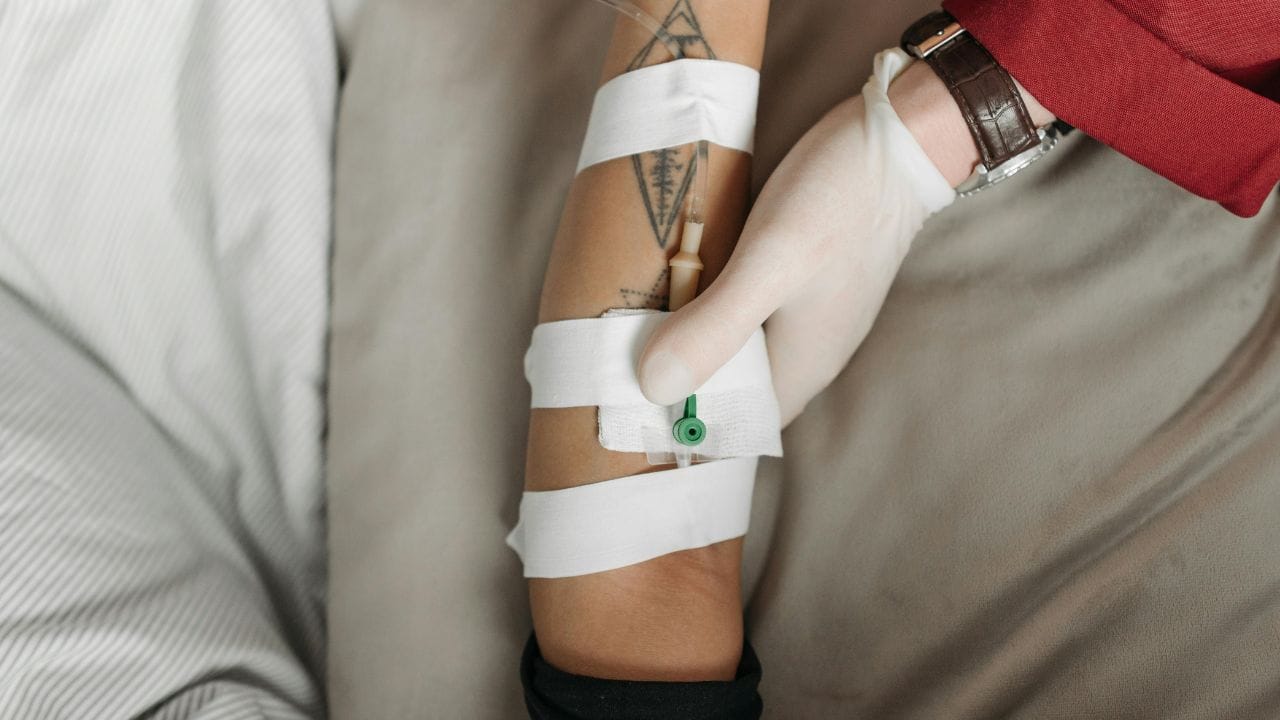 વધારે સૂવાથી તેનો પ્રભાવ તમારા શરીર, મગજ અને દૈનિક જીવન પર પડતો જોવા મળી શકે છે. રિસર્ચ મુજબ, chronic માં 9 કલાકથી વધુ સમય સૂતા લોકોમાં હાર્ટ ડિસીઝ, ડાયાબિટીસ જેવી અનેક સમસ્યાઓ જોવા મળ્યો છે.
