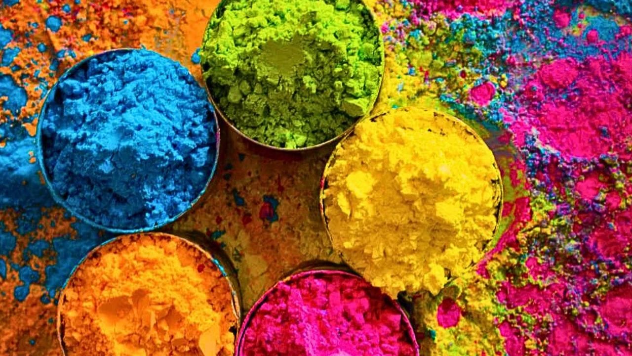 એ જ રીતે ગુલાબના ફૂલોને પાણીમાં ઉકાળીને પણ રંગ બનાવી શકાય છે. ગુલાબના ફૂલોને પાણીમાં ઉકાળો. રંગ છૂટી જાય પછી તેમાં એરોરુટ ઉમેરો અને તેને સૂકવો. સુકાયા પછી તેને પીસી લો. આ નરમ અને રસાયણમુક્ત ગુલાબી ગુલાલ બનાવે છે.
