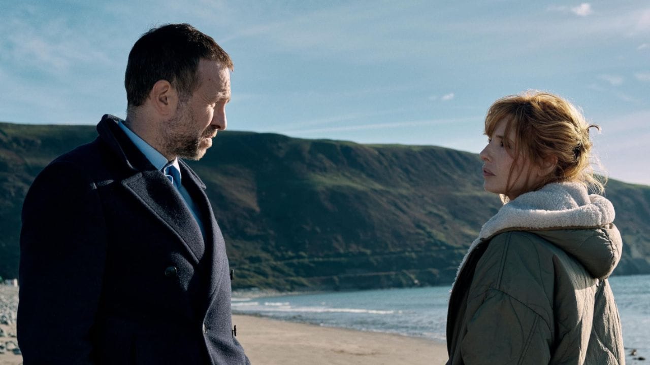 Under Salt Marsh સીરિઝ એક ડિટેક્ટીવમાંથી શિક્ષિકા બનેલી વ્યક્તિ તેના નાના શહેરમાં એક આઘાતજનક ગુનાની તપાસ કરી રહી છે. એક મોટું તોફાન નજીક આવી રહ્યું છે, પુરાવા ગાયબ થાય તે પહેલાં તેણે તેના ભૂતપૂર્વ જીવનસાથી સાથે મળીને કેસ ઉકેલવો પડે છે. આ સીરિઝની પહેલી સીઝન 2026માં આવી હતી. કુલ 5 એપિસોડ છે. તમે આઈએમડીબી તેમજ જિયોહોટસ્ટાર પર આ સીરિઝ જોઈ શકો છો