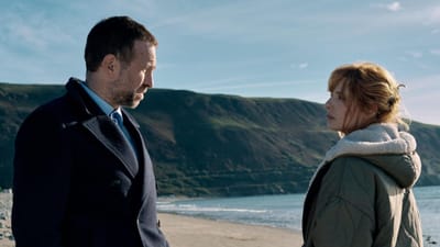 Under Salt Marsh સીરિઝ એક ડિટેક્ટીવમાંથી શિક્ષિકા બનેલી વ્યક્તિ તેના નાના શહેરમાં એક આઘાતજનક ગુનાની તપાસ કરી રહી છે. એક મોટું તોફાન નજીક આવી રહ્યું છે, પુરાવા ગાયબ થાય તે પહેલાં તેણે તેના ભૂતપૂર્વ જીવનસાથી સાથે મળીને કેસ ઉકેલવો પડે છે. આ સીરિઝની પહેલી સીઝન 2026માં આવી હતી. કુલ 5 એપિસોડ છે. તમે આઈએમડીબી તેમજ જિયોહોટસ્ટાર પર આ સીરિઝ જોઈ શકો છો