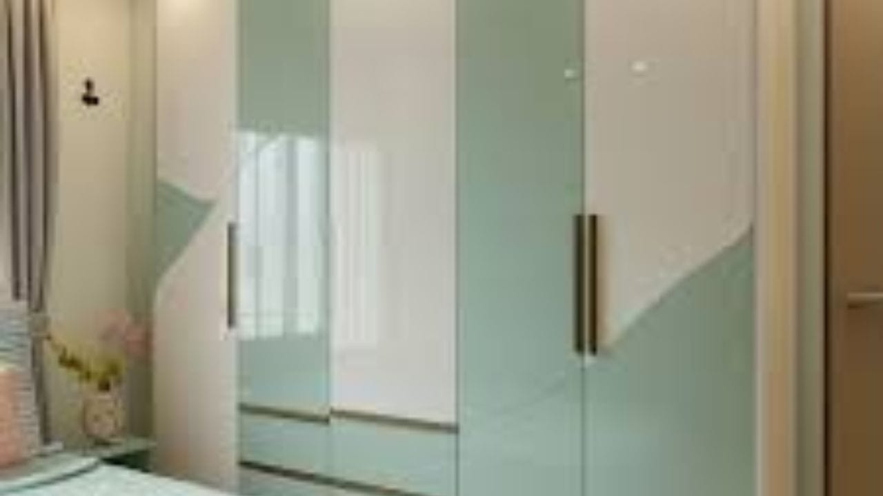 આવા ઘરોમાં નાની-મોટી બીમારીઓ વારંવાર થતી રહે છે. ઘરના વડા સહિત તમામ સભ્યોની દિનચર્યા પર અસર પડે છે. વધુમાં, આ આદત પૈસાના પ્રવાહને અવરોધે છે. ઘરમાં પૈસા આવી શકે છે, પરંતુ તે ટકતા નથી, જેના કારણે બિનજરૂરી ખર્ચાઓમાં વધારો થાય છે. વાસ્તુ શાસ્ત્ર જણાવે છે કે આવી અવ્યવસ્થા દેવી લક્ષ્મીને નારાજ કરી શકે છે, જેનાથી ઘરની સમૃદ્ધિ ધીમી પડી શકે છે.