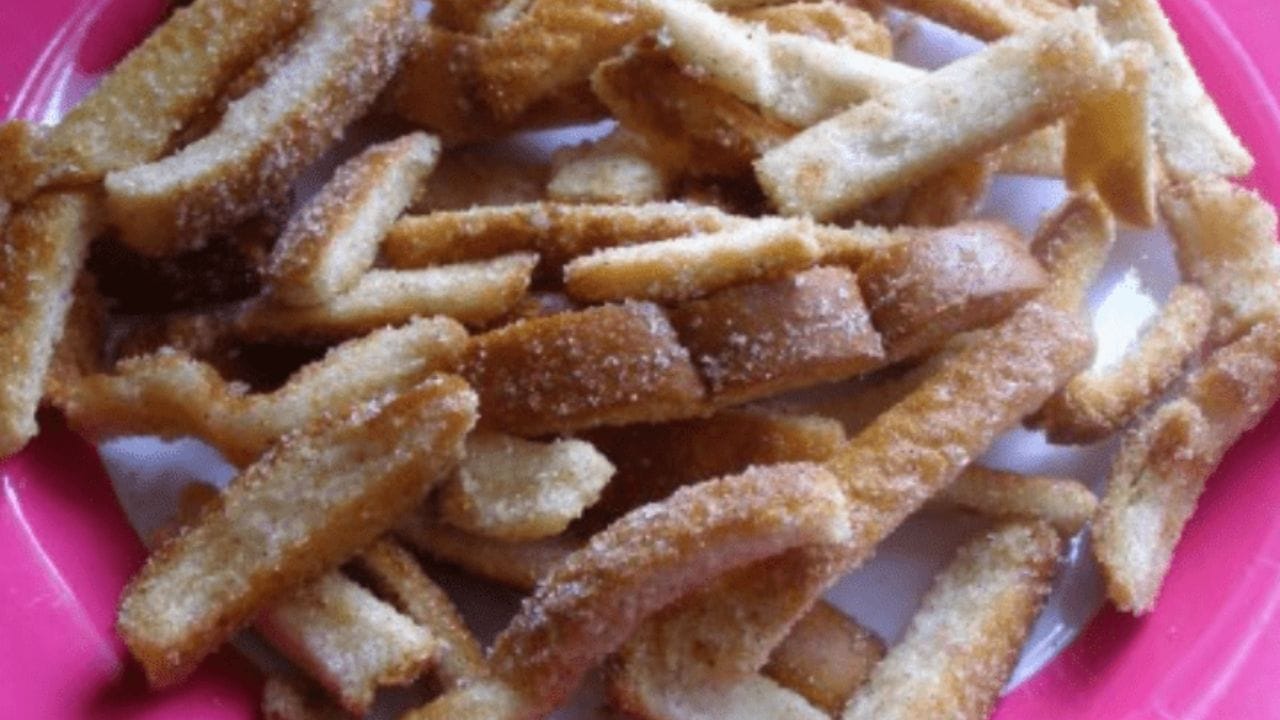 બ્રેડક્રમ્સ બનાવો અને તેને સંગ્રહિત કરો: બ્રેડક્રમ્સ બનાવવા માટે ઘણીવાર બચેલા બ્રેડના કિનારીઓનો ઉપયોગ કરવામાં આવે છે, જે સૌથી સરળ હોય છે. તેમાં વધારે મહેનતની જરૂર નથી. તમારે ફક્ત તેમને સૂકવીને મિક્સરમાં પીસવાની જરૂર છે. આ બ્રેડક્રમ્સનો ઉપયોગ કટલેટ, કબાબ, ટિક્કી અથવા અન્ય નાસ્તાને ક્રિસ્પી કરવા માટે કરી શકાય છે. સૌથી અગત્યનું, તેમને ઘણા દિવસો સુધી હવાચુસ્ત પાત્રમાં સંગ્રહિત કરી શકાય છે.
