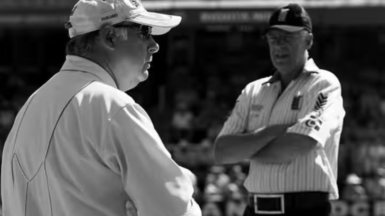 જ્યારે તમે સ્થાનિક મેચોમાં સતત સારું પ્રદર્શન કરો છો, ત્યારે તમારું નામ આંતરરાષ્ટ્રીય સંસ્થામાં સબમિટ કરી શકાય છે. શરૂઆતમાં તમને તાલીમાર્થી અમ્પાયર તરીકે તક આપવામાં આવે છે. જો તમારો રેકોર્ડ અને નિર્ણયો સચોટ રહે છે, તો તમને આંતરરાષ્ટ્રીય પેનલમાં સામેલ કરવામાં આવી શકે છે.
