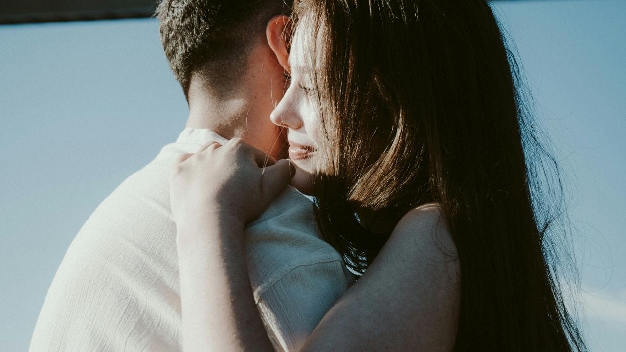 વેલેન્ટાઇન વીકનો પાંચમો દિવસ હગ ડે તરીકે ઉજવવામાં આવે છે. આ સપ્તાહનો સૌથી ભાવનાત્મક અને લાગણીસભર દિવસ ગણાય છે. આ દિવસે લોકો પોતાના પ્રિયજનોને ગળે લગાવીને પોતાના મનની લાગણીઓ વ્યક્ત કરે છે. હગ ફક્ત રોમાંસ સુધી સીમિત નથી, પરંતુ તે શબ્દો વિના પ્રેમ, લાગણી, સાંત્વના અને પોતાનાપણું વ્યક્ત કરવાની એક સુંદર રીત છે.ક્યારેક હગ પ્રેમનો સંકેત હોય છે, ક્યારેક તે સુરક્ષા અને વિશ્વાસની લાગણી આપે છે, તો ક્યારેક ફક્ત એટલું જ કહે છે કે “હું તમારી સાથે છું”. એક નાનું આલિંગન પણ ઘણી વખત એવા ભાવ વ્યક્ત કરી દે છે, જે શબ્દોમાં કહવું મુશ્કેલ હોય છે.