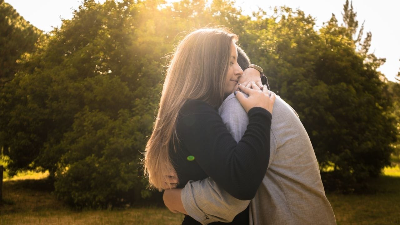 Tight Hug : જ્યારે કોઈ તમને ખૂબ ટાઇટ રીતે ગળે લગાવે છે, ત્યારે તે ઊંડા પ્રેમ, ચિંતા અને લાગણીસભર જોડાણ દર્શાવે છે. આવું આલિંગન સામાન્ય રીતે લાંબા સમય પછી મળતાં અથવા ભાવનાત્મક ક્ષણોમાં જોવા મળે છે.