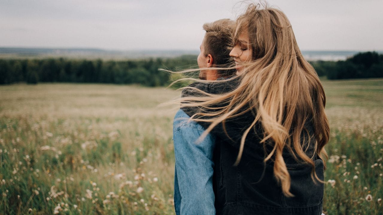 Back Hug : પાછળથી કરવામાં આવતું હગ ખૂબ જ ખાસ માનવામાં આવે છે. તે આશ્ચર્ય, સુરક્ષા અને રોમાંસનું પ્રતિક છે. આવું હગ બતાવે છે કે તમે સામેની વ્યક્તિ માટે ખરેખર ખૂબ જ ખાસ છો.