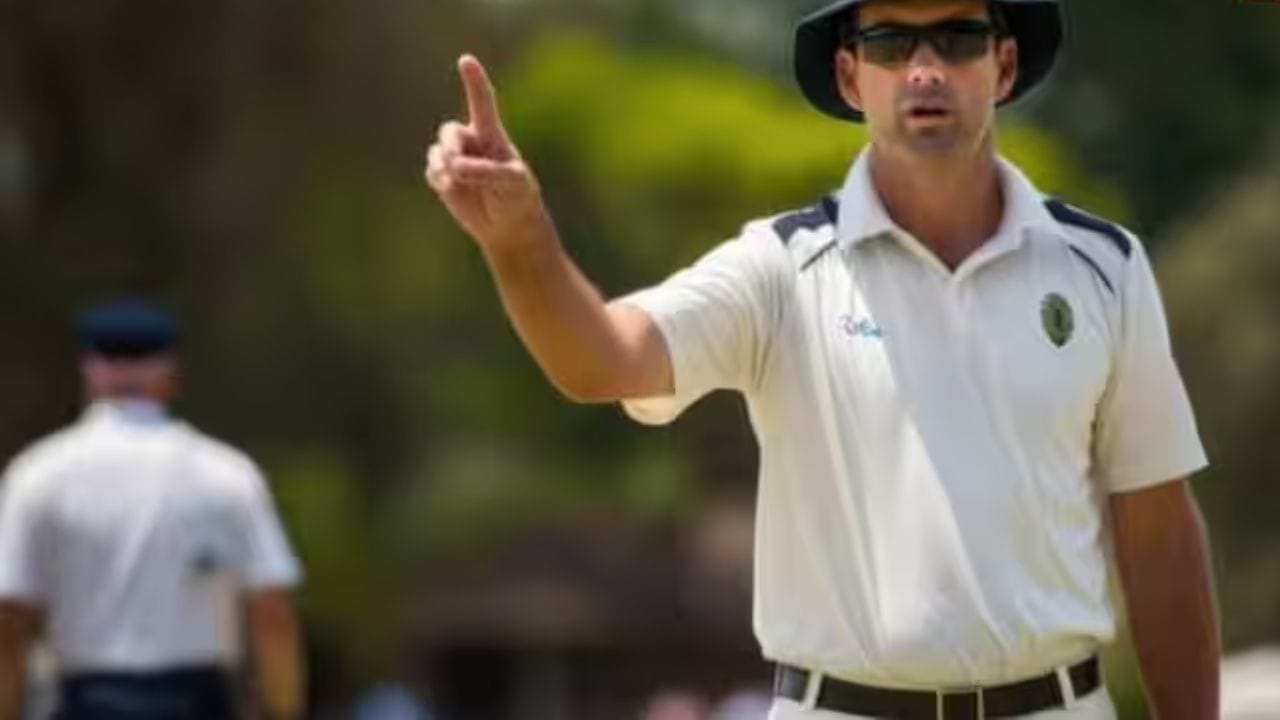 આંતરરાષ્ટ્રીય મેચોમાં અમ્પાયરોને પ્રતિ મેચ મોટી રકમ ચૂકવવામાં આવે છે. તેઓ એક ODI મેચ માટે લગભગ 2 થી 2.5 લાખ રૂપિયા કમાઈ શકે છે. એક ટેસ્ટ મેચ માટે આ રકમ લગભગ 3 લાખ રૂપિયા કે તેથી વધુ હોઈ શકે છે, જ્યારે T20 મેચ માટે તેમને લગભગ 1.5 થી 2 લાખ રૂપિયા મળે છે.
