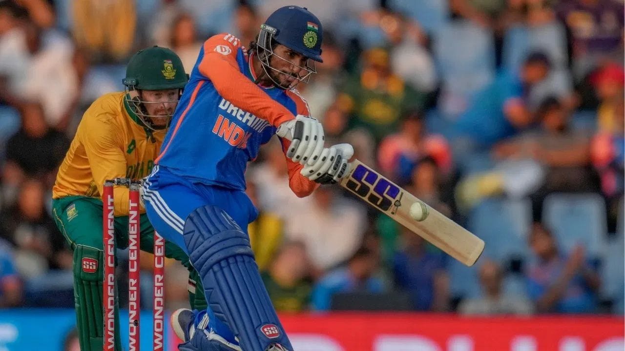 ICC એ લેટેસ્ટ રેન્કિંગ જાહેર કર્યું છે, જેમાં T20 વર્લ્ડ કપ મેચોની અસર દેખાઈ છે. બેટિંગમાં, અભિષેકે ચાર મેચમાં માત્ર 15 રન બનાવ્યા હોવા છતાં તેનું નંબર 1 સ્થાન જાળવી રાખ્યું છે. જોકે, તેના રેટિંગ પોઈન્ટ નોંધપાત્ર રીતે ઘટીને 877 થઈ ગયા છે. પાકિસ્તાનનો ઓપનર સાહિબજાદા ફરહાન બે સ્થાન ઉપર ત્રીજા સ્થાને પહોંચી ગયો છે.