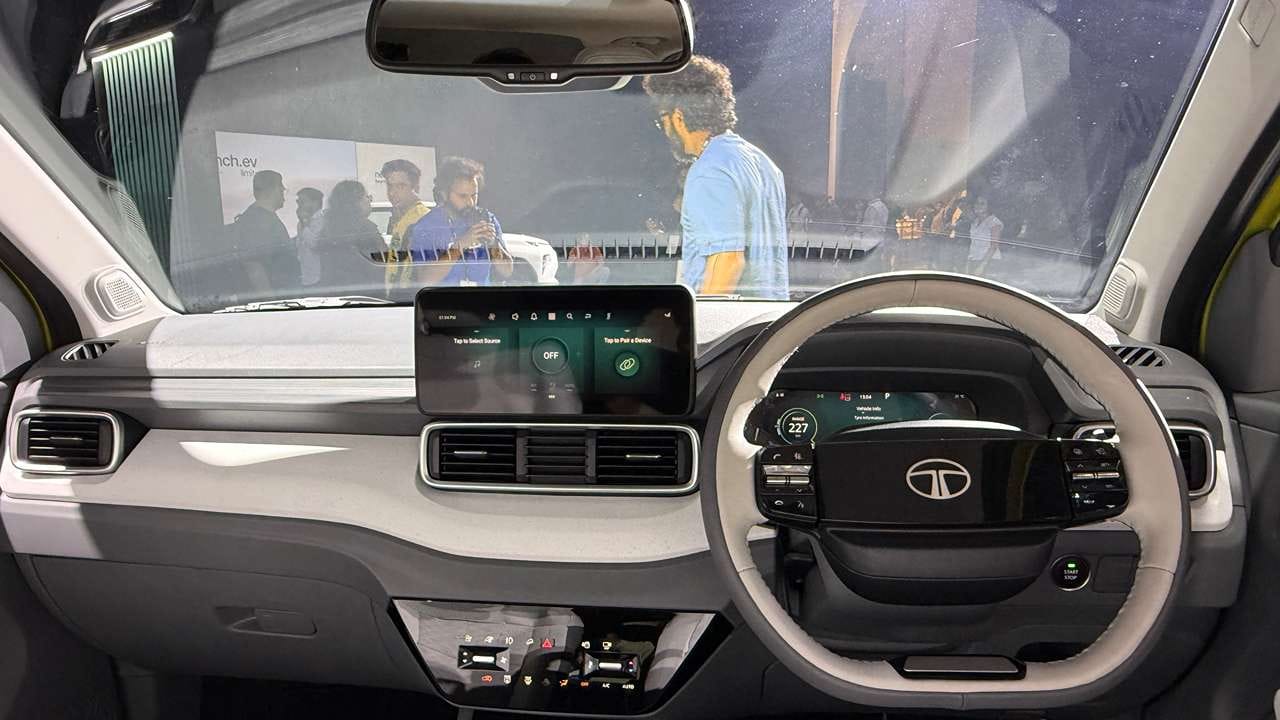 તમને ટાટા પંચ EVમાં, Apple CarPlay, Android Auto, ફ્રન્ટ વેન્ટિલેટેડ સીટ્સ, કૂલ્ડ ગ્લોવબોક્સ, ઓટોમેટિક ક્લાઇમેટ કંટ્રોલ, 10-ઇંચ ઇન્ફોટેનમેન્ટ સ્ક્રીન, વૉઇસ આસિસ્ટન્ટ, 360-ડિગ્રી કેમેરા, રીઅર વાઇપર અને ડિફોગર, ESP અને છ એરબેગ્સ પ્રમાણભૂત સુવિધાઓ તરીકે મળે છે.