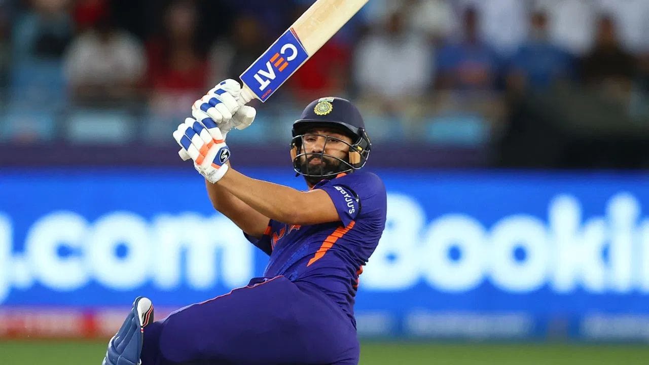 વિરાટની જેમ રોહિત શર્મા, જે તે સમયે ટીમ ઈન્ડિયા માટે ઓપનિંગ બેટ્સમેન હતો, તેણે હવે આ ફોર્મેટમાંથી નિવૃત્તિ લઈ લીધી છે અને તેથી તે બીજી વખત નામિબિયાનો સામનો કરશે નહીં. રોહિતે આ મેચમાં તેણે 37 બોલમાં 56 રન બનાવ્યા હતા.