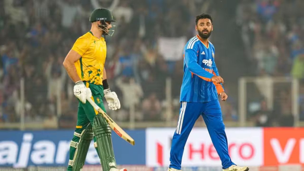 T20 વર્લ્ડ કપ 2026 ના સુપર 8 રાઉન્ડમાં ભારતનું અભિયાન શરૂ થશે. ટીમ ઈન્ડિયા દક્ષિણ આફ્રિકા સામે ટકરાશે. આ મેચ અમદાવાદના નરેન્દ્ર મોદી સ્ટેડિયમ ખાતે સાંજે 7 વાગ્યે રમાશે. ભારતે ગ્રુપ સ્ટેજમાં શાનદાર પ્રદર્શન કરીને સુપર 8 માં સ્થાન મેળવ્યું, અજેય રહ્યું અને હવે સુપર 8 ગ્રુપ 1 માં આ પહેલી મેચ ટીમ માટે મહત્વપૂર્ણ છે. 