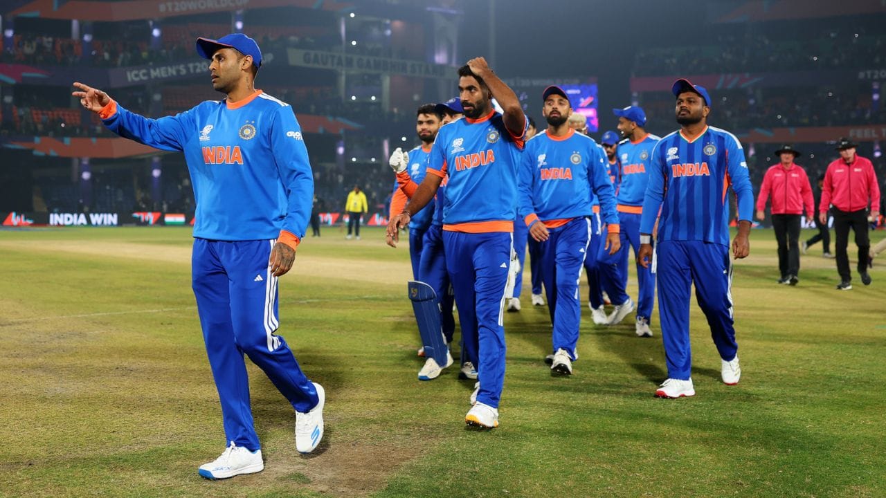 આંકડાઓ ભારત તરફ ઝુકતા દેખાય છે, પરંતુ ક્રિકેટ અનિશ્ચિતતાઓથી ભરેલું છે. હવે બધાની નજર હવામાન પર ટકેલી છે. જો વરસાદ વિક્ષેપ ન કરે તો વિશ્વભરના કરોડો ચાહકોને રોમાંચક મુકાબલો જોવા મળશે. જોકે, હાલ માટે કોલંબોના આકાશમાં છવાયેલા વાદળો ચાહકોની ધડકન વધારી રહ્યા છે. (PC: PTI/X)