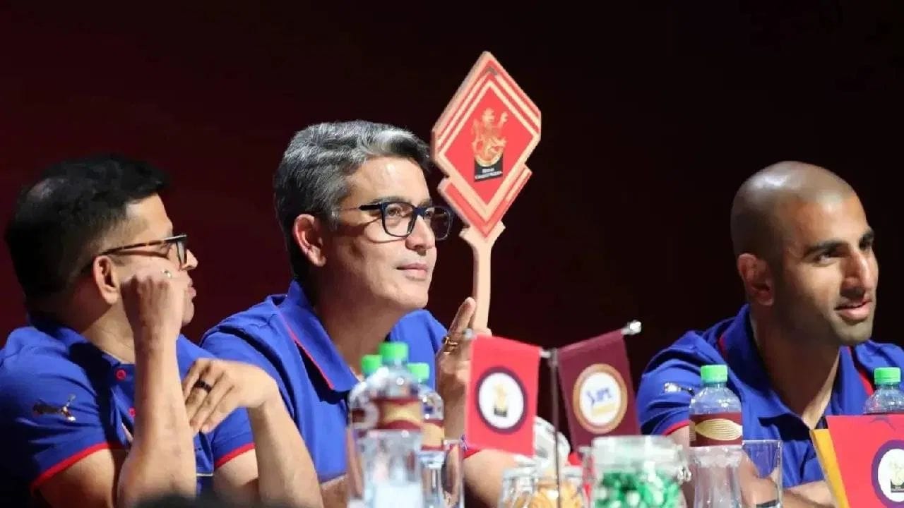 સંભવિત દાવેદારોમાં અદાર પૂનાવાલા, ડો. રંજન પાઈ, સ્વીડિશ ફર્મ EQT અને એવરામ ગ્લેઝર સમર્થિત લાન્સર કેપિટલના નામ પ્રમુખતાથી લેવામાં આવી રહ્યા છે. પ્રેમજી ઇન્વેસ્ટ, બ્લેકસ્ટોન, કેપ્રી ગ્લોબલ અને બીજા રોકાણ ગ્રુપનો રસ પણ આ ડીલમાં જળવાયેલો છે.