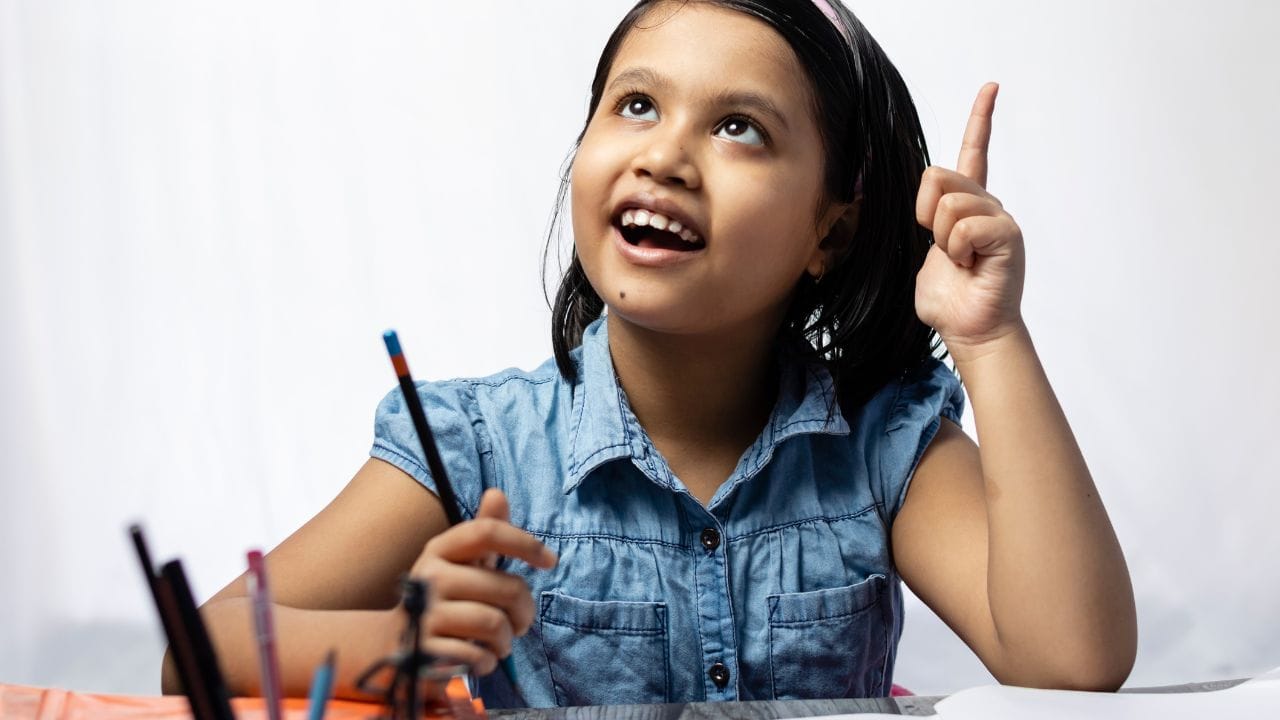 સુકન્યા સમૃદ્ધિ યોજના : સુકન્યા સમૃદ્ધિ યોજના એક EEE (Exempt-Exempt-Exempt) યોજના છે. તેમાં કરેલું રોકાણ, મળતું વ્યાજ અને પરિપક્વતા સમયે મળતી રકમ ત્રણેય સંપૂર્ણપણે કરમુક્ત છે.