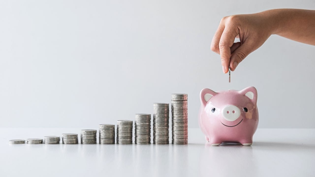 ગ્રેચ્યુટી : સરકારી કર્મચારીઓને મળતી ગ્રેચ્યુટી સંપૂર્ણપણે કરમુક્ત છે. ખાનગી ક્ષેત્રના કર્મચારીઓ માટે નિર્ધારિત નિયમો મુજબ ₹20 લાખ સુધીની ગ્રેચ્યુટી પર કરમુક્તિ આપવામાં આવે છે.