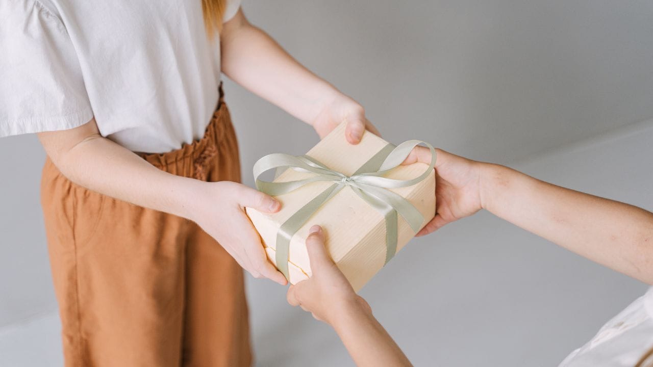 Gift : નજીકના સંબંધીઓ જેમ કે માતા-પિતા, જીવનસાથી, ભાઈ અથવા બહેન તરફથી મળેલી Gift પર કોઈ કર લાગતો નથી. બિન-સંબંધીઓ પાસેથી મળેલી ભેટો માટે ₹50,000 સુધીની રકમ કરમુક્ત છે. આ મર્યાદા કરતાં વધુ રકમ પર આવકવેરો લાગુ પડી શકે છે.