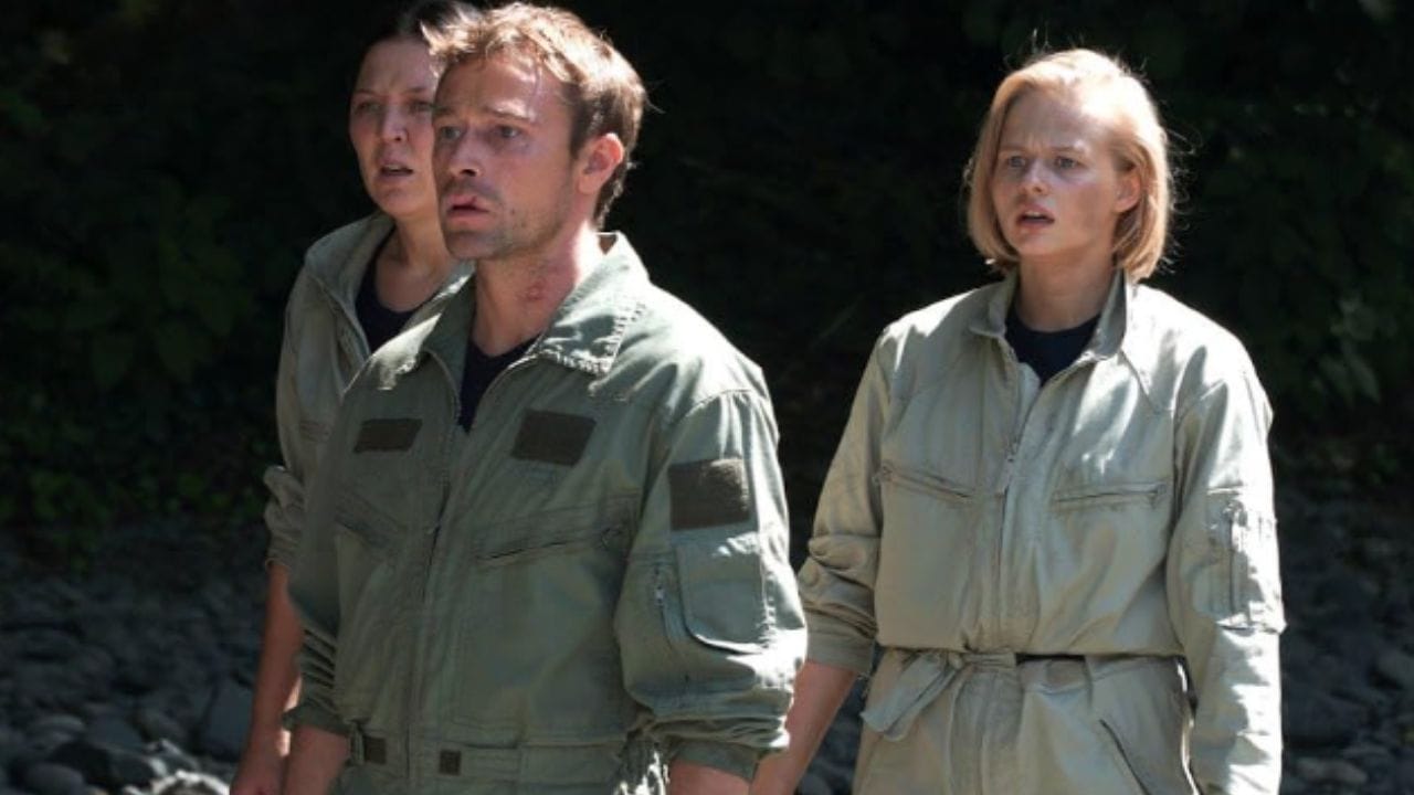 Igra na vyzhivanie / The Game of Survival: આ એક અત્યંત રોમાંચક એડવેન્ચર-થ્રિલર સિરીઝ છે. વાર્તામાં 16 લોકો એક રિયાલિટી શોના શૂટિંગ માટે કોઈ નેટવર્ક વગરની જગ્યાએ ભેગા થાય છે, જ્યાં મોટું ઇનામ મેળવવા માટે તેમણે અંત સુધી ટકી રહેવું પડે છે. એવામાં વળાંક ત્યારે આવે છે, જ્યારે સમગ્ર શૂટિંગ ક્રૂ અચાનક ગાયબ થઈ જાય છે અને સાચી અસ્તિત્વની લડાઈ (Survival Game) શરૂ થાય છે. વર્ષ 2020 માં આવેલી આ 21 એપિસોડની સિરીઝનું રેટિંગ 7.1 છે, જે સસ્પેન્સ પ્રેમીઓ માટે બેસ્ટ છે.