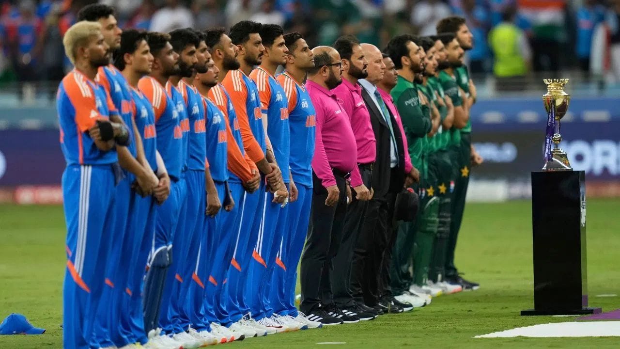 હવે, 2026 ના T20 વર્લ્ડ કપમાં ભારત અને પાકિસ્તાન એકબીજા સામે ટકરાશે તે વાતની પુષ્ટિ થઈ ગઈ છે, તેથી ભારતથી કોલંબોની ટિકિટના ભાવમાં પણ ચાર ગણો વધારો થયો છે. એક અહેવાલ મુજબ, મુંબઈથી કોલંબોની ફ્લાઇટ ટિકિટનો ભાવ ₹10,000 થી વધીને ₹60,000 થઈ ગયો છે.