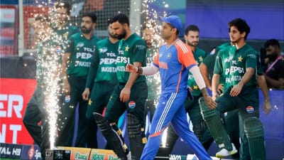 ભારત-પાકિસ્તાન વચ્ચેની હાઈ-વોલ્ટેજ ટક્કર અંગે થોડા દિવસોથી ચાલતા સસ્પેન્સનો અંત આવ્યો છે. આંતરરાષ્ટ્રીય ક્રિકેટ પરિષદ (ICC), પાકિસ્તાન ક્રિકેટ બોર્ડ (PCB) અને બાંગ્લાદેશ ક્રિકેટ બોર્ડ (BCB) વચ્ચે થયેલી આંતરિક ચર્ચાઓ બાદ 15 ફેબ્રુઆરીએ કોલંબોમાં મેચ યોજાશે તે નક્કી થયું. આ જાહેરાત બાદ ક્રિકેટ ચાહકોમાં ભારે ઉત્સાહ ફેલાયો છે અને મેચને લઈ પ્રવાસની માંગ અચાનક વધી ગઈ છે.