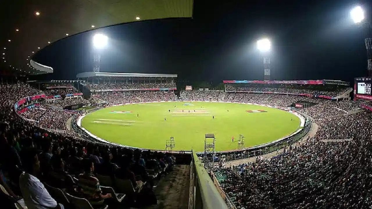 કોલકાતાના ઐતિહાસિક ઈડન ગાર્ડન્સ સ્ટેડિયમે તેના લાંબા ઇતિહાસમાં ઘણી યાદગાર અને મહત્વપૂર્ણ મેચો જોઈ છે. ટેસ્ટ ક્રિકેટથી લઈને ODI અને T20 વર્લ્ડ કપ સુધી કેટલીક સૌથી યાદગાર મેચો અહીં રમાઈ છે. 