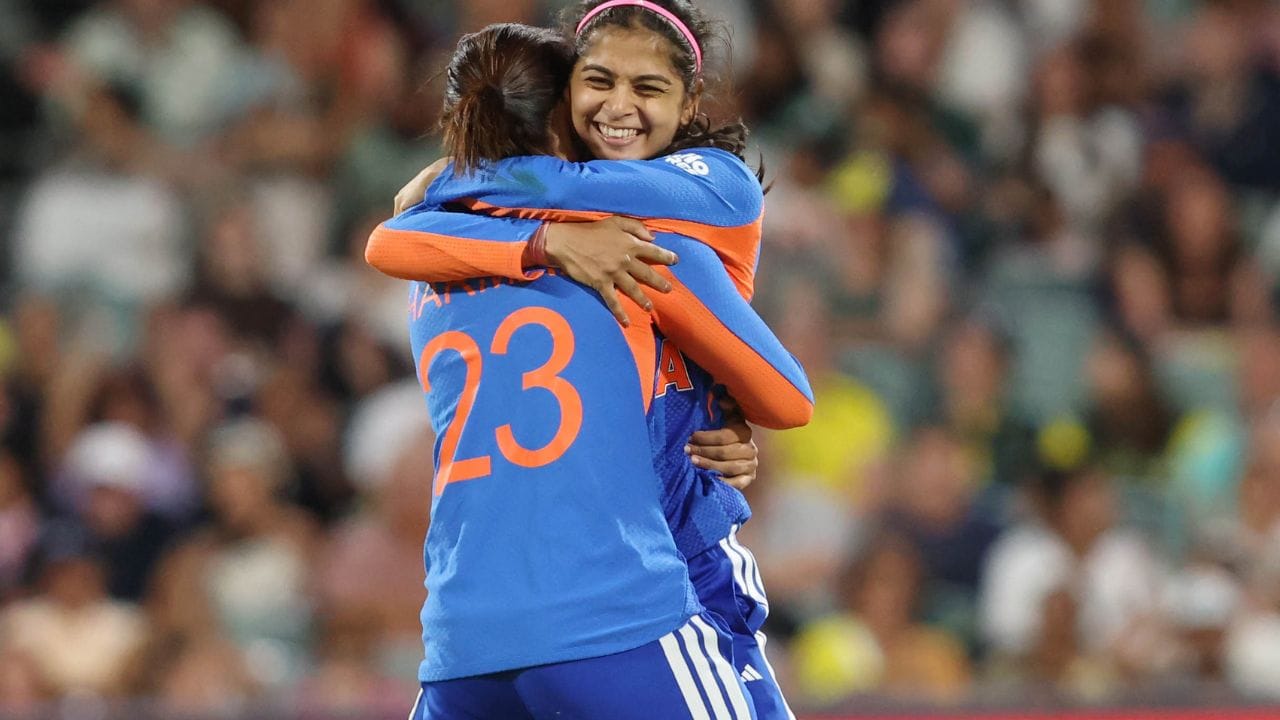 લક્ષ્યાંકનો પીછો કરવા ઉતરેલી ઓસ્ટ્રેલિયાની શરૂઆત તોફાની રહી. પરંતુ ત્યારબાદ ભારતીય બોલરોનો જાદૂ દેખાયો. શ્રેયંકા પાટિલે 22 રનમાં ત્રણ વિકેટ લઈને જીતનો પાયો ઘડ્યો, જ્યારે અરુંધતી રેડ્ડી અને શ્રી ચારાની પણ અસરકારક સાબિત થયા. અંતે ઓસ્ટ્રેલિયા 20 ઓવરમાં 159 રન જ બનાવી શક્યું અને ભારતે ઐતિહાસિક વિજય નોંધાવ્યો.