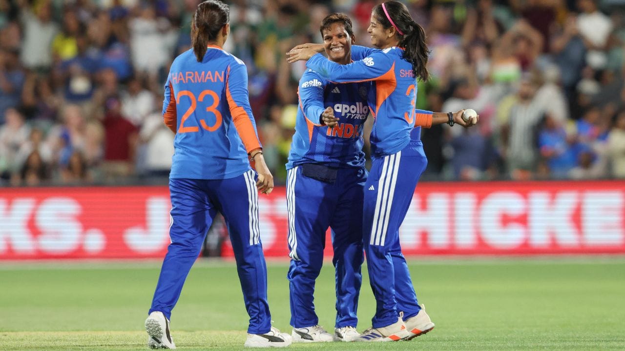 એડિલેડ ખાતે રમાયેલી અંતિમ મેચમાં ભારતીય ટીમે પ્રથમ બેટિંગ કરવાનો નિર્ણય લીધો. શરૂઆત થોડું ધીમું રહી અને શેફાલી વર્મા ત્રીજી ઓવરમાં પેવેલિયન પરત ફરી. જોકે, સ્મૃતિ મંધાના અને જેમીમા રોડ્રિગ્સે સંભાળપૂર્વક ઇનિંગ ગોઠવી અને ટીમને મજબૂત સ્થિતિમાં પહોંચાડી. બંનેએ મળીને 121 રનની મહત્વપૂર્ણ ભાગીદારી નોંધાવી.