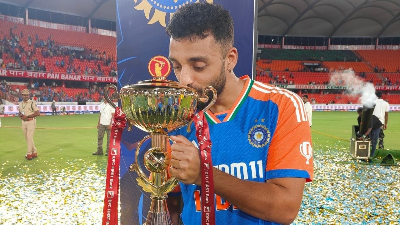 મિસ્ટ્રી સ્પિનર વરુણ ચક્રવર્તીની પત્નીનું નામ નેહા ખેડેકર છે. નેહા મુંબઈની રહેવાસી છે. તેમણે 12 ડિસેમ્બર 2020માં ચેન્નાઈમાં લગ્ન કર્યા હતા.નેહા લાઈમ લાઈટથી દુર રહે છે.