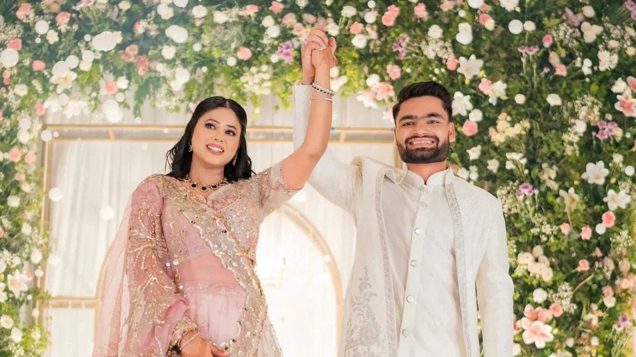  રિંકુ સિંહ અને પ્રિયા સરોજની સગાઈ થઈ ચૂકી છે. હવે આ બંન્ને ટુંક સમયમાં લગ્ન કરશે.એક ક્રિકેટની ફીલ્ડમાંથી આવે છે તો પ્રિયા સરોજ રાજકારણમાંથી આવે છે. પ્રિયા સરોજ દેશની બીજી સૌથી યુવા સાંસદ છે હાલમાં તે કેરાકત સીટ પરથી ધારાસભ્ય છે.