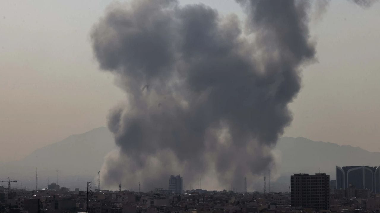 હુમલાઓ બાદ ઇરાનની રાજધાની તેહરાનમાં મોબાઇલ નેટવર્કને ભારે અસર થઈ હતી. ઘણા વિસ્તારોમાં કોલ અશક્ય હતા. સ્થાનિક પત્રકારો કહે છે કે ઇન્ટરનેટ પણ ગમે ત્યારે બંધ થઈ શકે છે.
